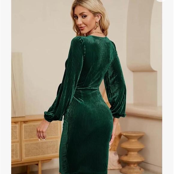 Women's Green Velvet Wrap Dress Size M NWOT retails $30 - Picture 3 of 8